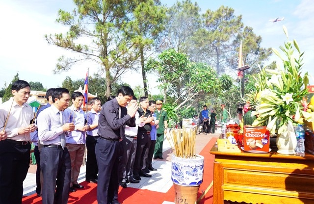 An táng 98 hài cốt liệt sĩ hi sinh ở nước bạn Lào - 5 Ông Nguyễn Đắc Vinh - Bí thư Tỉnh ủy Nghệ An dẫn đầu đoàn công tác tỉnh Nghệ An dâng hương tri ân các liệt sĩ