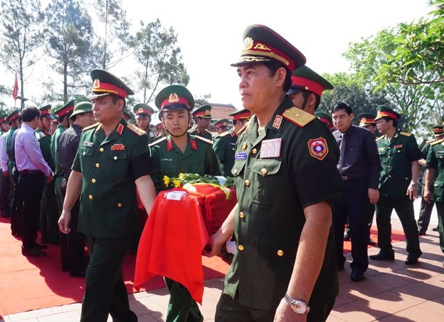 An táng 98 hài cốt liệt sĩ hi sinh ở nước bạn Lào - 7 Thượng tướng Lê Chiêm - Thứ trưởng Bộ Quốc phòng Quân đội nhân dân Việt Nam và Thiếu tướng Si Tha Đuông Ma La - Ban công tác đặc biệt Lào di chuyển hài cốt liệt sĩ đến vị trí an táng