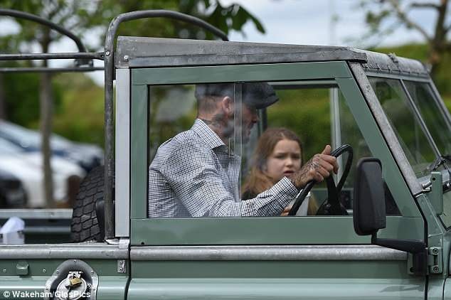 David Beckham dịu dàng hôn môi con gái cưng - 10
Harper rất quấn quýt bố.
