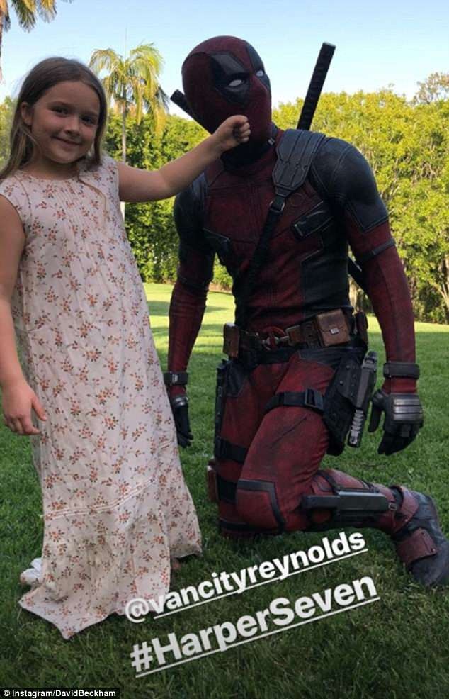 David Beckham dịu dàng hôn môi con gái cưng - 12
Harper cũng thích thú chụp ảnh chung với nhân vật của Ryan Reynolds trong bộ phim Deadpool.