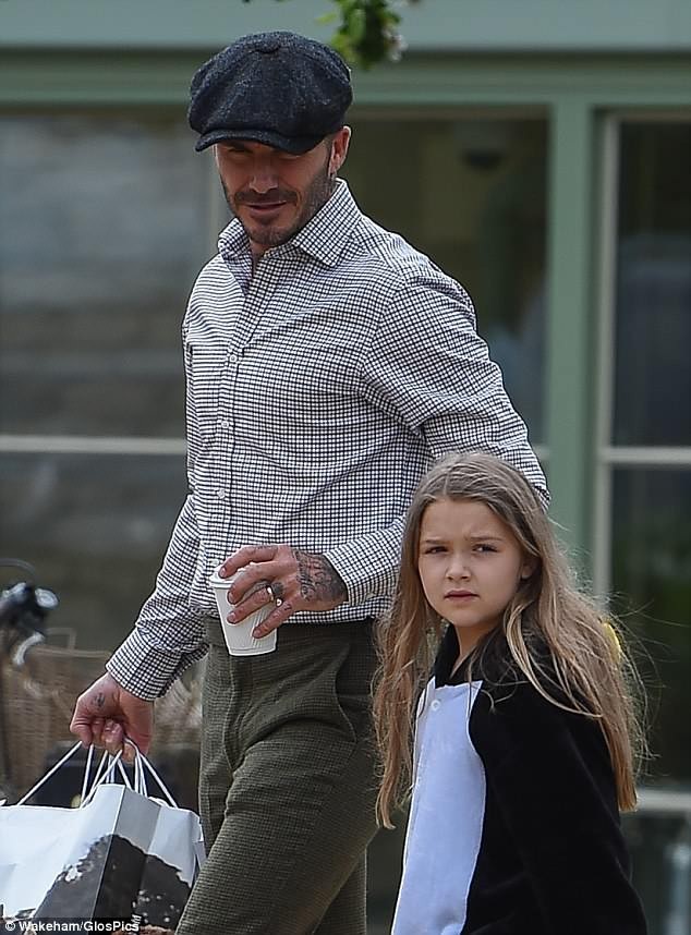 David Beckham dịu dàng hôn môi con gái cưng - 4
David nổi tiếng cưng chiều con gái út. Anh thường xuyên tháp tùng con đi mua sắm, đi học và thỉnh thoảng còn tự tay làm đồ chơi cho con. Kể từ khi giải nghệ, David dành trọn vẹn thời gian cho gia đình, đặc biệt là cô con gái cưng Harper.