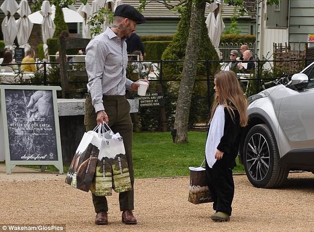 David Beckham dịu dàng hôn môi con gái cưng - 3
Harper là con gái duy nhất và bé út trong gia đình nổi tiếng của Beckham. Cô bé được truyền thông quan tâm ngay từ khi mới chào đời. Trên mạng xã hội, Harper cũng là niềm tự hào và cảm hứng bất tận của cha mẹ ruột.