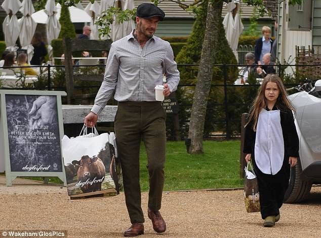 David Beckham dịu dàng hôn môi con gái cưng - 2
Cô bé 6 tuổi ăn mặc như một chú chim cánh cụt dễ thương. Mái tóc dài buông xõa.