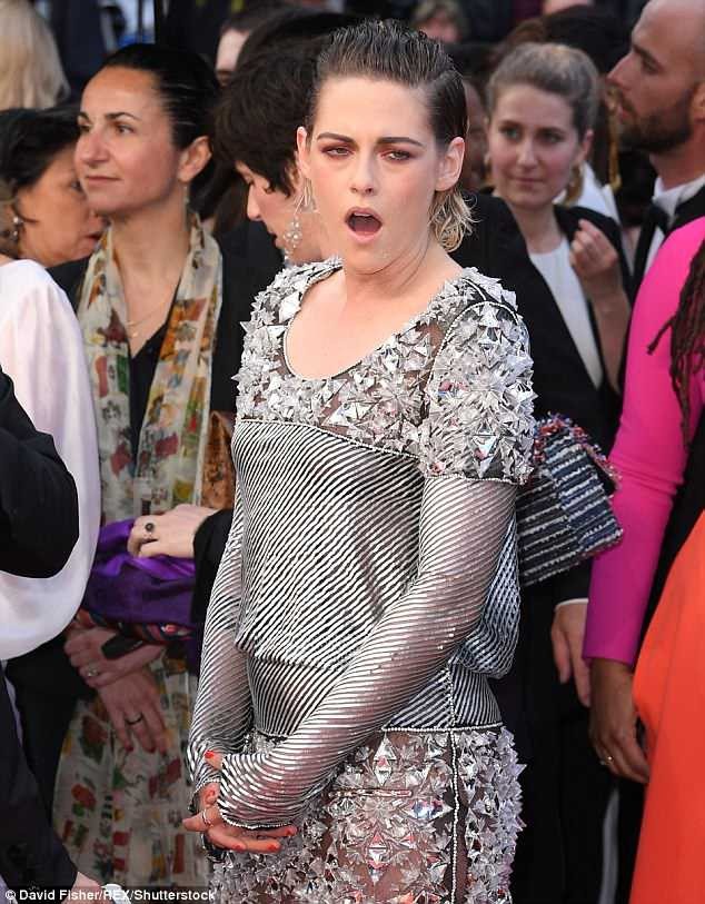 Kristen Stewart cởi giày đi chân trần trên thảm đỏ Cannes - 2
Nữ diễn viên trẻ lộ rõ vẻ mệt mỏi sau nhiều ngày làm việc quá sức