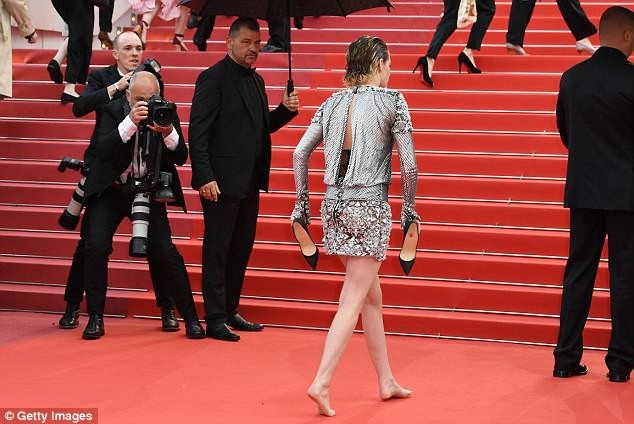 Kristen Stewart cởi giày đi chân trần trên thảm đỏ Cannes - 6
Nhất cử nhất động của ngôi sao trẻ đều được cánh phóng viên ảnh ghi lại