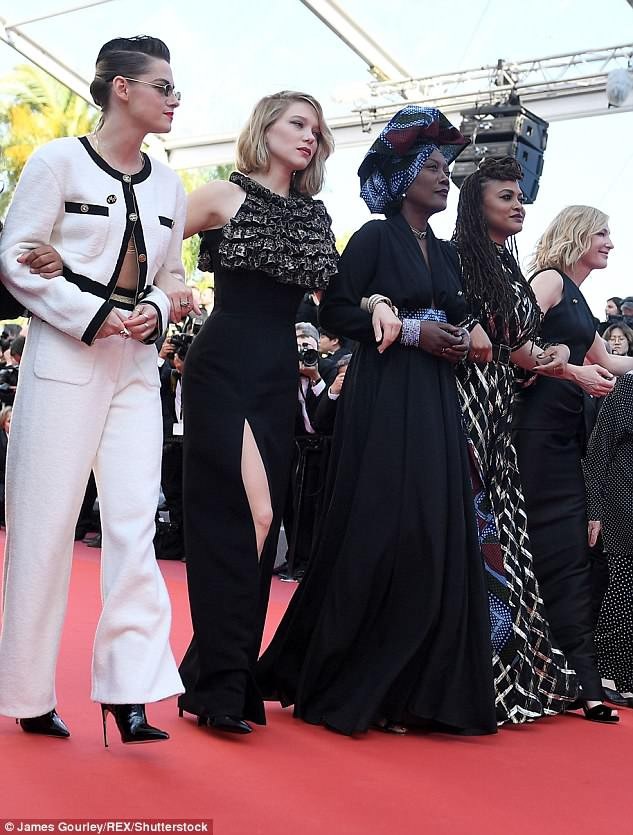 Kristen Stewart cởi giày đi chân trần trên thảm đỏ Cannes - 8
Kristen Stewart bên các đồng nghiệp nữ dự sự kiện trước đó