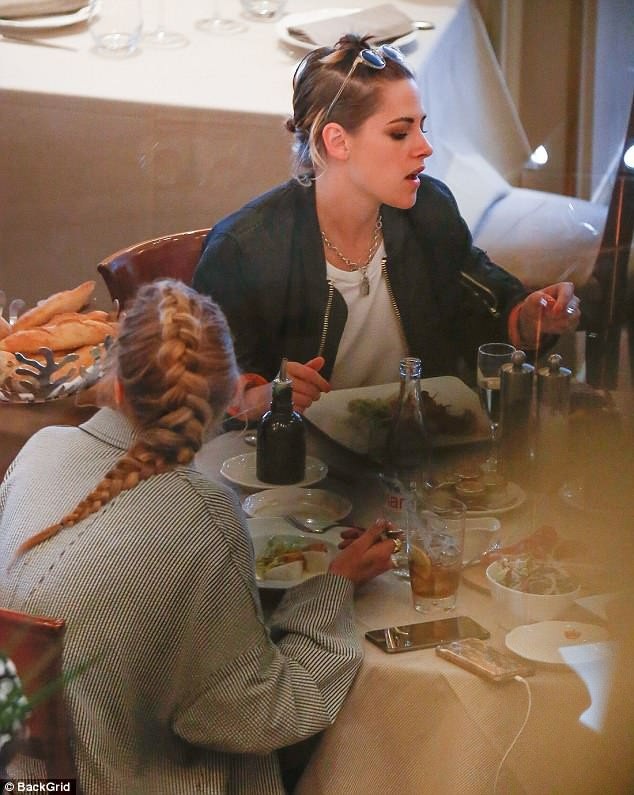 Kristen Stewart cởi giày đi chân trần trên thảm đỏ Cannes - 9
Kristen bận rộn vẫn cố gắng giành thời gian đi ăn trưa cùng bạn gái Stella Maxwell trước đó.