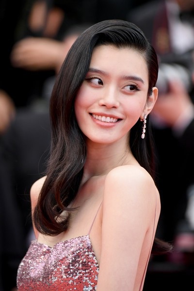 Siêu mẫu từng ngã sấp mặt trong show Victoria's Secret tỏa sáng tại Cannes - 8
Ming Xi sở hữu chiều cao 178 cm và là một gương mặt quen thuộc của nhãn hiệu Victorias Secret.