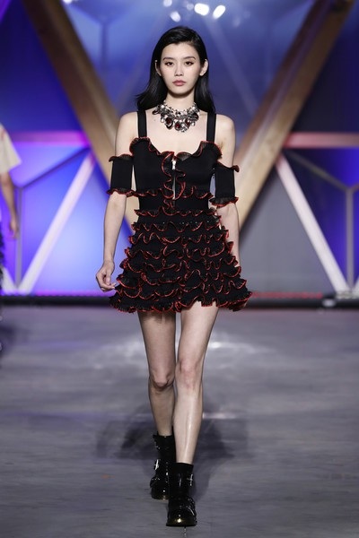 Siêu mẫu từng ngã sấp mặt trong show Victoria's Secret tỏa sáng tại Cannes - 21 Siêu mẫu từng ngã sấp mặt trong show Victoria's Secret tỏa sáng tại Cannes - 21