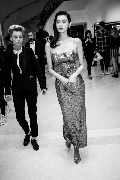 Siêu mẫu từng ngã sấp mặt trong show Victoria's Secret tỏa sáng tại Cannes - 12