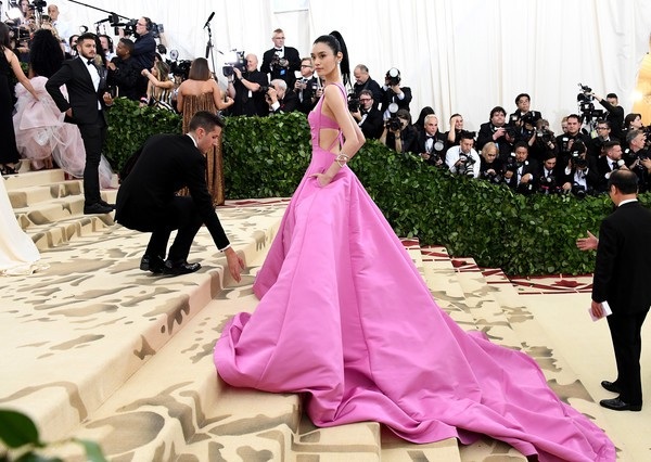 Siêu mẫu từng ngã sấp mặt trong show Victoria's Secret tỏa sáng tại Cannes - 24
Trước khi tới Pháp tham dự LHP Cannes 2018, Ming Xi còn có mặt tại New York để tham dự show thời trang Met Gala.