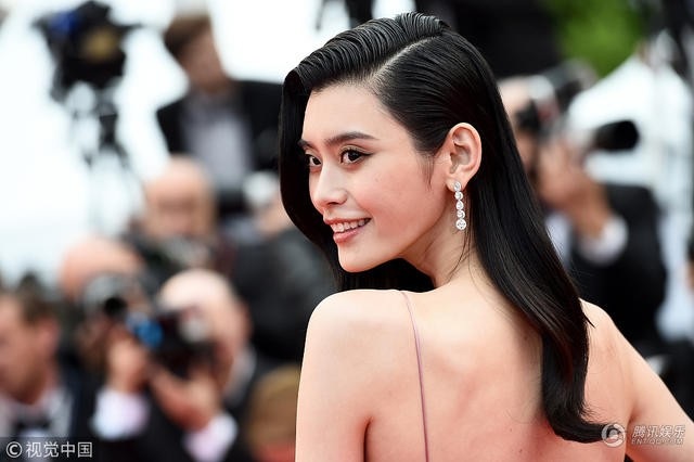 Siêu mẫu từng ngã sấp mặt trong show Victoria's Secret tỏa sáng tại Cannes - 2 Siêu mẫu từng ngã sấp mặt trong show Victoria's Secret tỏa sáng tại Cannes - 2