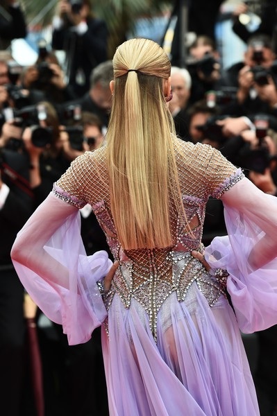 
Cận cảnh bộ váy tím nhạt của siêu mẫu cao 1,78m
