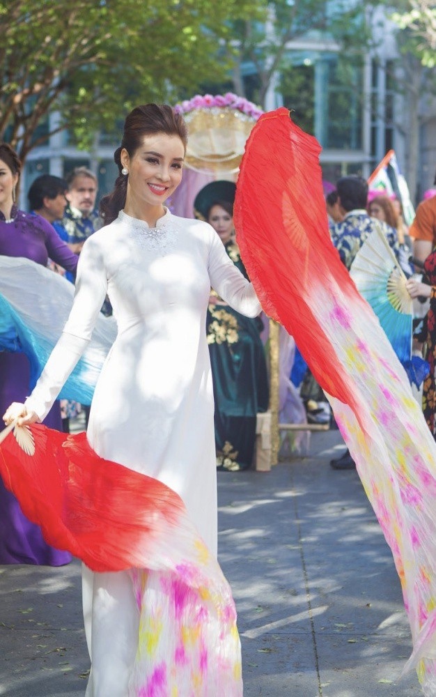 Áo dài Việt toả sáng Festival Áo dài tại Mỹ - 3 Áo dài miền Bắc là bộ áo dài lấy cảm hứng từ áo dài của những cô gái Hà Nội xưa. Đây là thiết kế màu trắng tinh khiết, trên đó được đính kết hoa văn, họa tiết từ kim cương và đá quý màu trắng, kết hợp cùng trang sức ngọc trai.