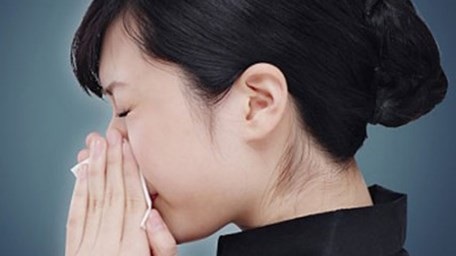 Hắt hơi liên tục là bệnh gì? - 1 Mùa lạnh cần mặc đủ ấm để tránh phòng ngừa viêm mũi dị ứng.