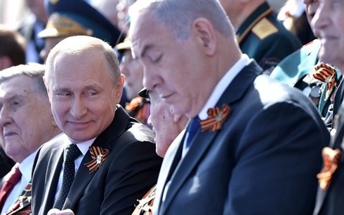 Israel xen vào giữa đồng minh Nga-Iran tại Syria - 1
Tổng thống Nga Putin và Thủ tướng Israel cùng theo dõi lễ diễu binh mừng Ngày chiến thắng tại Moscow. Ảnh: Điện Kremlin