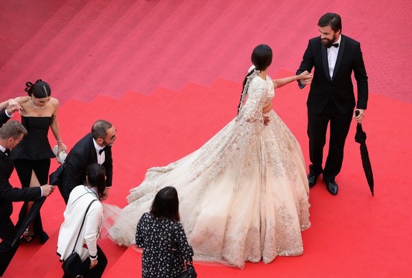 Sonam Kapoor diện trang phục truyền thống trên thảm đỏ Cannes - 4
Người đẹp có cả 1 ê kíp đỡ chân váy để cô dễ dàng khi di chuyển