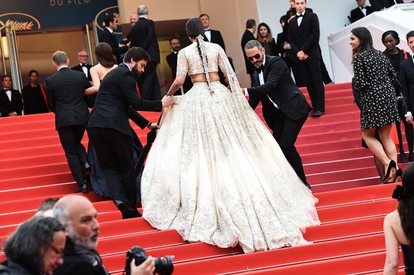 Sonam Kapoor diện trang phục truyền thống trên thảm đỏ Cannes - 5
Sonam Kapoor là một trong những ngôi sao Ấn Độ nổi tiếng nhất thế giới