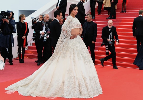 Sonam Kapoor diện trang phục truyền thống trên thảm đỏ Cannes - 8
Đám cưới xa hoa của cô có sự tham gia của dàn sao Bollywood