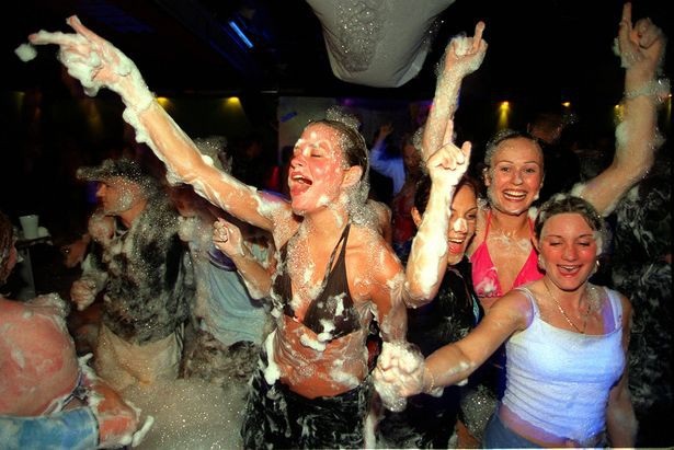 Câu lạc bộ “du lịch người lớn” đứng trước nguy cơ đóng cửa - 1 Câu lạc bộ “du lịch người lớn” đứng trước nguy cơ đóng cửa - 1