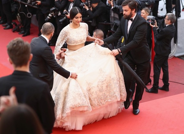 Minh tinh Ấn Độ rạng ngời tại Cannes - 12
Ralph & Russo thiết kế bộ váy dành riêng cho minh tinh xinh đẹp khi cô dự LHP Cannes cách đây 2 ngày