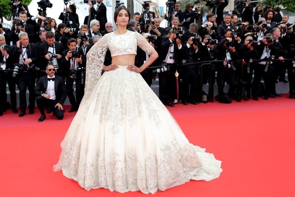 Minh tinh Ấn Độ rạng ngời tại Cannes - 13
Sonam Kapoor lộng lẫy như bà hoàng trên thảm đỏ.