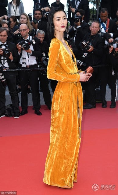Hai siêu mẫu Trung Quốc đọ dáng trên thảm đỏ Cannes - 3 
Liu Wen bắt đầu nghiệp người mẫu khi mới 17 tuổi lúc tham gia một chương trình tìm kiếm người mẫu tại Trung Quốc. Hiện, cô ghi tên mình vào danh sách những siêu mẫu hàng đầu thế giới và được mời trình diễn cho Victorias Secret.