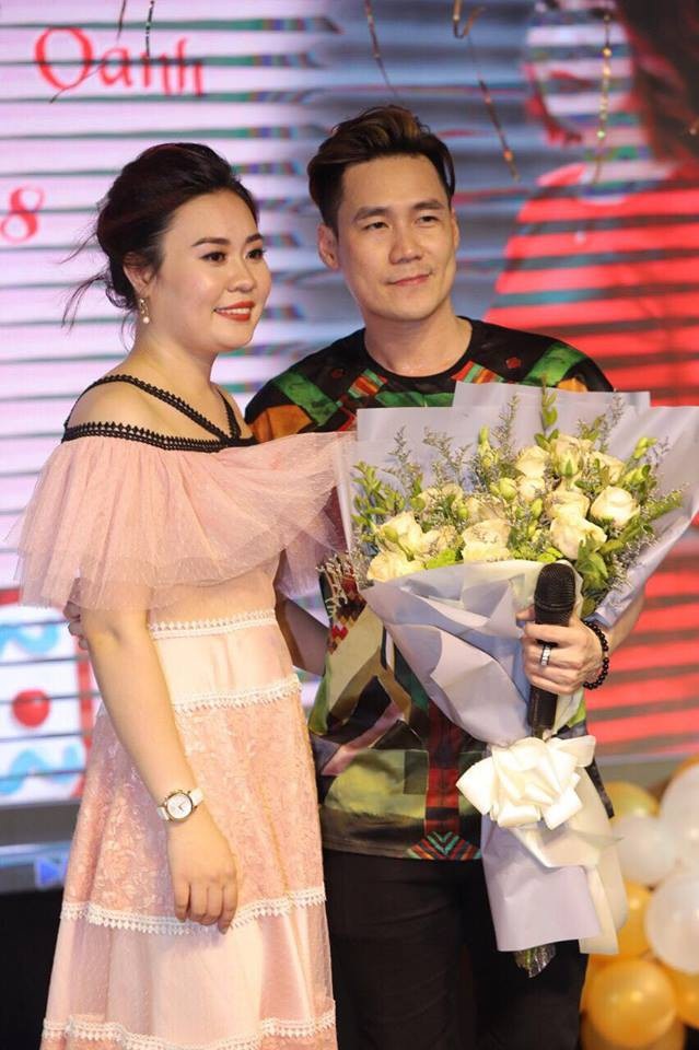 Khi được hỏi về tin đồn này, Kim Oanh Phan thẳng thắn chia sẻ, cô là người đã có gia đình và tự hào vì có một mái ấm rất hạnh phúc. “Hiện tại, tôi và Khánh Phương đang kết hợp làm ăn. Chúng tôi đã chung nhau mở một cơ sở sắc đẹp tại Hà Nội. Tôi hy vọng khán giả sẽ nhìn vào những đóng góp của chúng tôi đối với nghệ thuật hơn là những tin đồn. Đã là tin đồn thì chỉ mãi là tin đồn. Tôi cũng rất bất ngờ, tại sao chỉ vài bức ảnh thân thiết, hay những cuộc gặp gỡ nói chuyện về công việc lại khiến mọi người nghĩ xa xôi như vậy”.