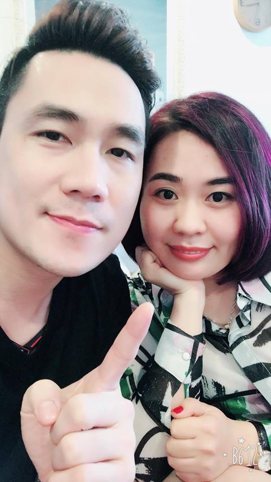 Thời gian gần đây, giọng ca “Chiếc khăn gió ấm” thường xuyên dừng chân tại Hà Nội. Bên cạnh đó, anh còn có có những bức ảnh thân thiết với một người phụ nữ. Được biết, đó là diễn viên - doanh nhân Kim Oanh Phan.
 