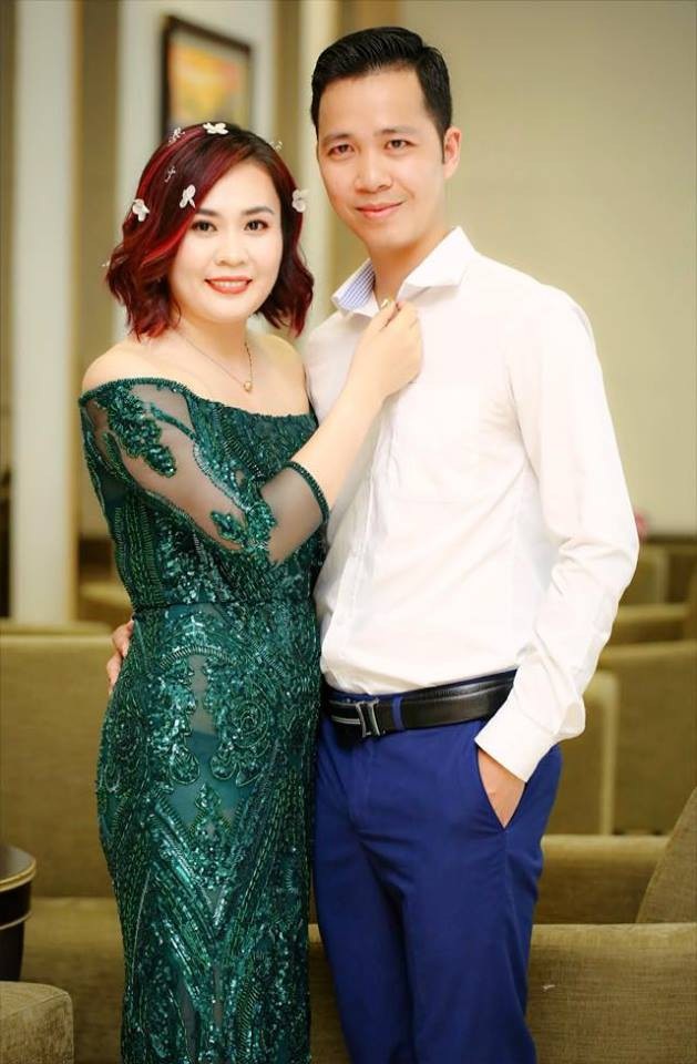 Trên trang cá nhân của Kim Oanh Phan, nhiều khán giả đã rất yêu thích và thích thú về tình cảm vợ chồng của cô. Chồng Kim Oanh thường xuyên dùng những lời có cánh và tặng vợ những món quà đắt tiền.