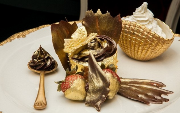 Thói quen ăn vàng của người Dubai - 3 Món bánh cupcake phủ vàng lá dát mỏng tại Dubai (Ảnh: Foodbeast)