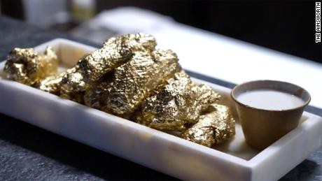 Mỗi chiếc cánh gà bọc vàng 24K chỉ có giá khoảng 100.000 đồng. (Nguồn: The Ainsworth)