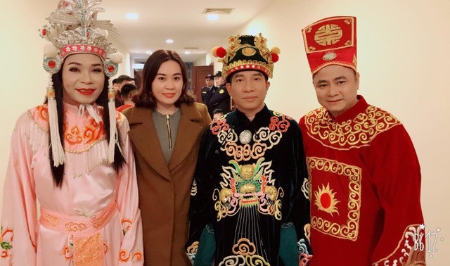 Kim Oanh Phan được khán giả biết đến qua vai diễn trong bộ phim hài Tết “Đại gia chân đất”. Cô là em gái kết nghĩa của Táo kinh tế - NSƯT Quang Thắng. Trong ảnh, Kim Oanh đến ủng hộ anh trai kết nghĩa Quang Thắng trong hậu trường Táo Quân 2018. Ngoài vai trò là diễn viên, Kim Oanh còn là một doanh nhân thành đạt, cô đang là giám đốc của một chi nhánh.