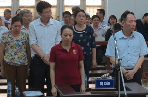 Cựu Phó Giám đốc Sở Nông nghiệp Hà Nội thoát tội tham ô - 1 Các bị cáo tại tòa sơ thẩm.