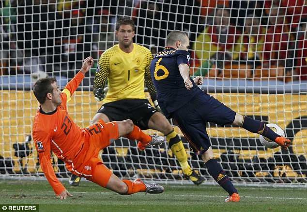 Iniesta sẽ chia tay đội tuyển Tây Ban Nha sau World Cup 2018 - 2
Pha ghi bàn của Iniesta vào lưới Hà Lan ở chung kết World Cup 2010