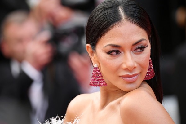 Nicole Scherzinger khoe ngực nảy nở - 9
Cô đeo nữ trang đá quý đắt giá
