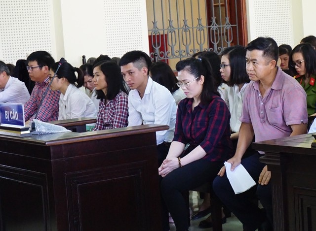 Tiếp tục hoãn xử hotgirl ngân hàng chiếm đoạt hơn 50 tỷ đồng - 2 Lam và các cộng sự tại phiên tòa. Có 15 cán bộ Eximbank bị truy tố xét xử trong vụ án này về tội “Cố ý làm trái quy định của Nhà nước về quản lý kinh tế gây hậu quả nghiêm trọng.