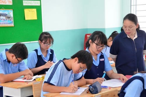Làm bài thi lớp 10 theo đề mở - 1 Học sinh lớp 9 Trường THCS Ngô Tất Tố (quận 10, TP HCM) trong một buổi ôn thi. (Ảnh: Tấn Thạnh)