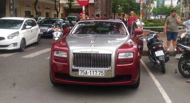 Đại gia Huế chơi Rolls-Royce Ghost biển ngũ quý 1 hơn 11 tỷ đồng - 2
Chiếc xe siêu sang này mới đây đã xuất hiện tại đường phố Sài Gòn.