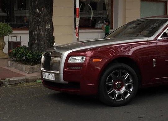 Đại gia Huế chơi Rolls-Royce Ghost biển ngũ quý 1 hơn 11 tỷ đồng - 4
Mâm xe cò viền màu đỏ ruby giống màu ngoại thất.