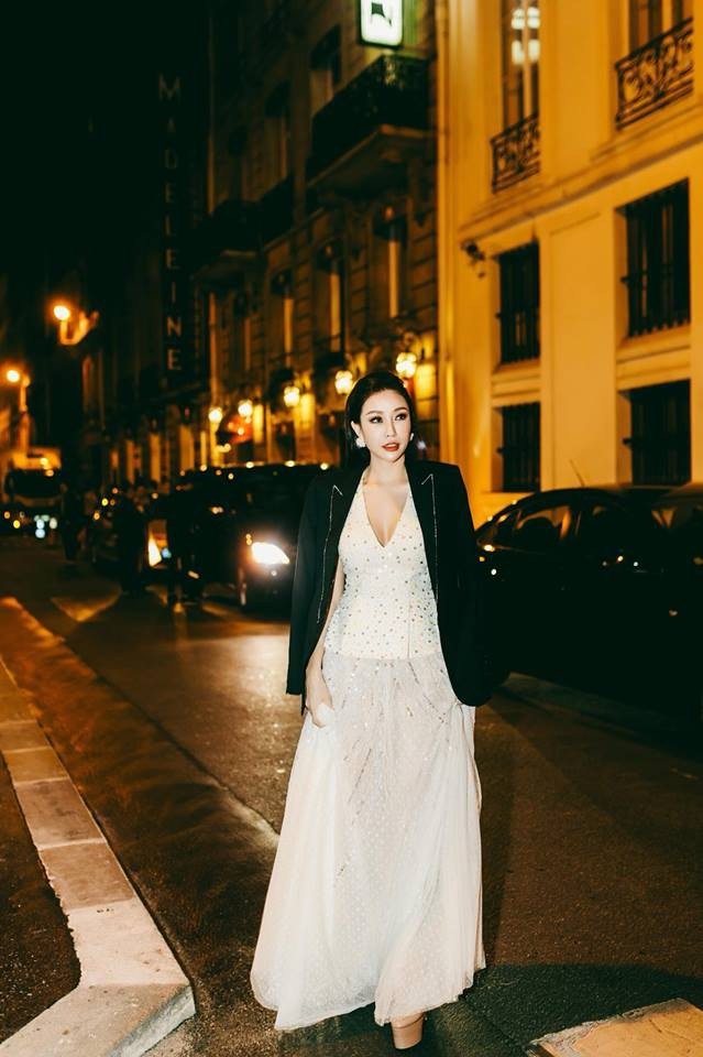 Tham dự Đêm chung kết Mrs Áo dài 2018 với tư cách khách mời, Hoa hậu Lam Cúc diện đầm trắng tinh khôi của NTK Lê Thanh Hòa, thiết kế đầm xẻ sâu khoe vẻ quyến rũ của Lam Cúc những vẫn giữ được nét thanh lịch vốn có.