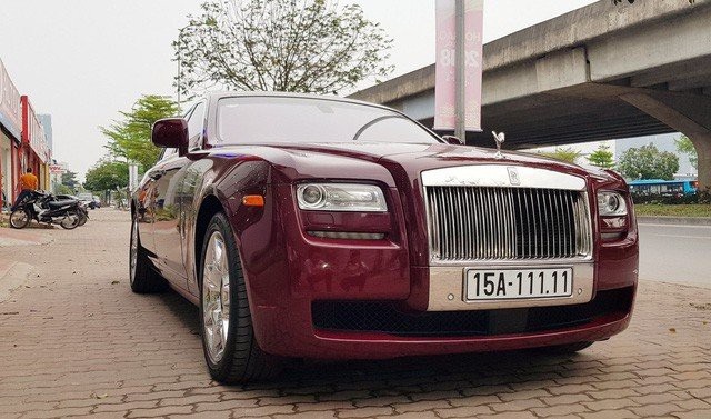 Đại gia Huế chơi Rolls-Royce Ghost biển ngũ quý 1 hơn 11 tỷ đồng - 6
Rolls-Royce Ghost biển ngũ quý 1 được trưng bày tại một showroom kinh doanh xe sang nằm trên đường Phạm Hùng, Hà Nội với giá 11,5 tỷ đồng.