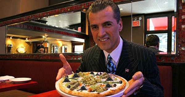 Thói quen ăn vàng của người Dubai - 5 Món bánh pizza đắt nhất thế giới, trị giá 176.551 USD, được dát vàng, cùng các nguyên liệu quý hiếm hàng đầu thế giới. (Ảnh: World News Daily)