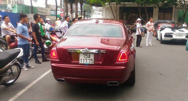 Đại gia Huế chơi Rolls-Royce Ghost biển ngũ quý 1 hơn 11 tỷ đồng - 3
Chiếc Rolls-Royce Ghost này đã được đeo biển số 75.