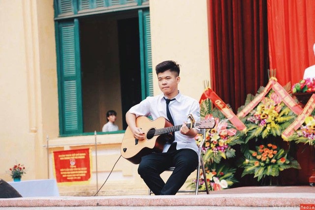 Ba bạn trẻ đất Cảng nhận hàng loạt học bổng tiền tỷ từ ĐH Mỹ năm 2018 - 4 Ở trường cấp 3, Thành Nhân tiên phong tổ chức các hoạt động âm nhạc cho học sinh.