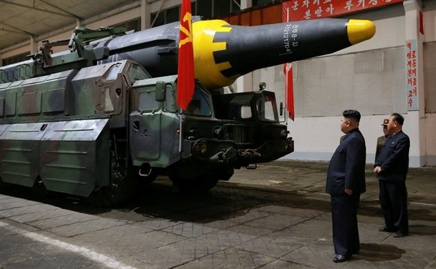 Nguy cơ rò rỉ phóng xạ khi Triều Tiên đánh sập khu thử hạt nhân - 3 Ông Kim Jong-un thị sát tên lửa Triều Tiên (Ảnh: Reuters)