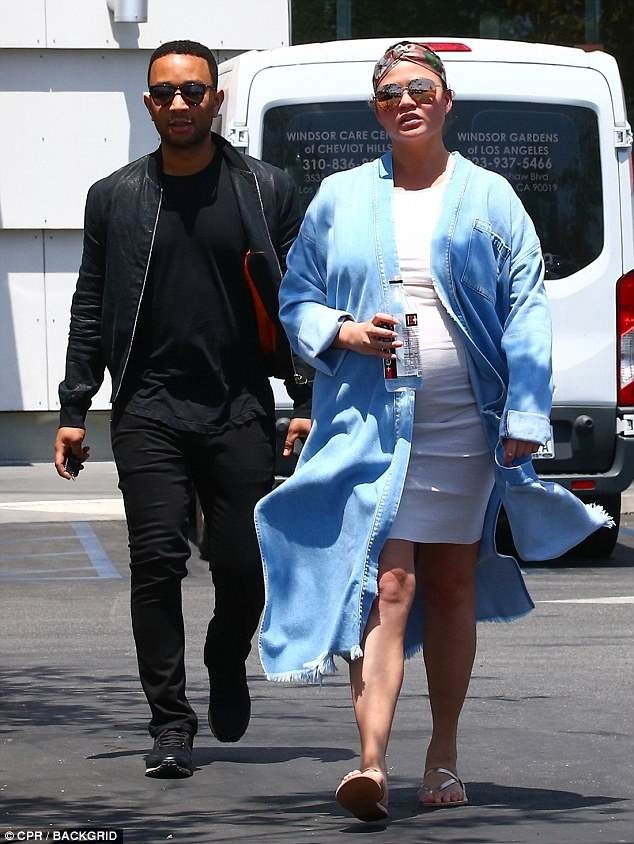 Siêu mẫu áo tắm sinh con thứ 2 - 1
Chrissy Teigen vừa báo tin vui, cô và chồng John Legend đã đón đứa con thứ 2