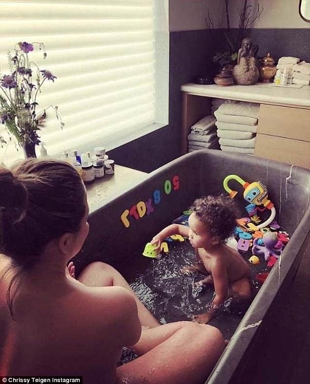 Siêu mẫu áo tắm sinh con thứ 2 - 2
Siêu mẫu áo tắm sinh con trai hôm thứ 4 vừa qua