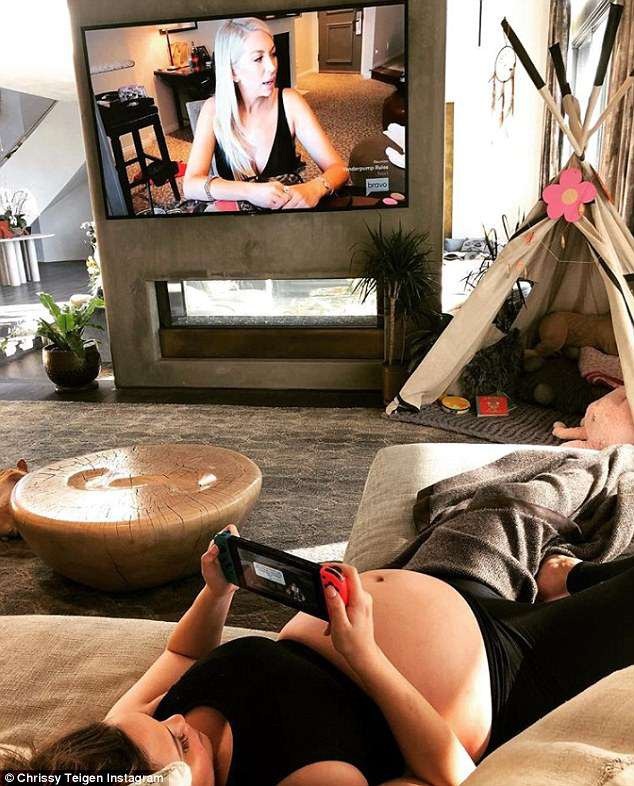 Siêu mẫu áo tắm sinh con thứ 2 - 4
Chrissy Teigen thường xuyên chia sẻ những hình ảnh thư thái khi bầu bí