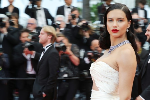 Adriana Lima quyến rũ với váy xẻ cao - 4
Siêu mẫu cao 1,78m trang điểm và làm tóc kiểu cổ điển